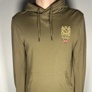 Morris hoodie - Säljer en riktigt snygg och trendig Morris hoodie i fint skick, storlek L, vid frågor är det bara att skriva //Gramenti