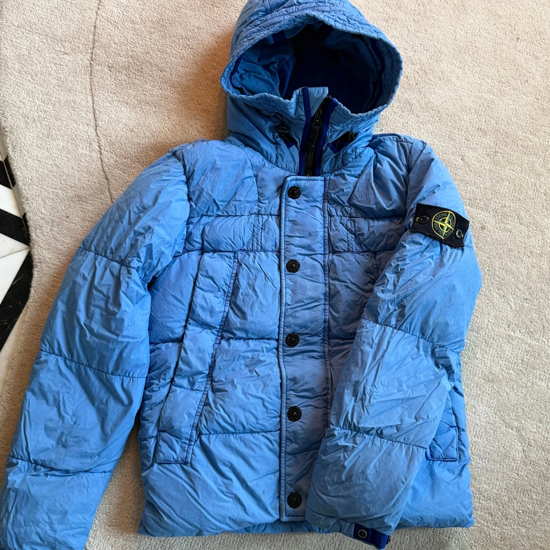 Blå dunjacka från Stone Island