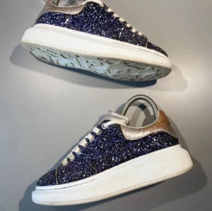 Alexander Mqueen skor - Hej! Säljer nu mina skor från märket Alexander Mqueen, storlek 36 använt skick. Givetvis äkta, tveka inte på att höra av dig om du har frågor eller funderingar kring skorna! 