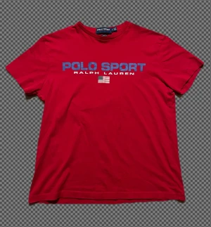 Polo Ralph Lauren sport - Snygg röd t-shirt från Polo Ralph Lauren med klassisk passform clean stil knappt använd.🤩 
