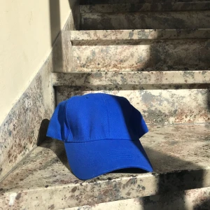 Blå keps  - En jättesnygg blå keps. Den är justerbar och 2x ❄️❄️❄️