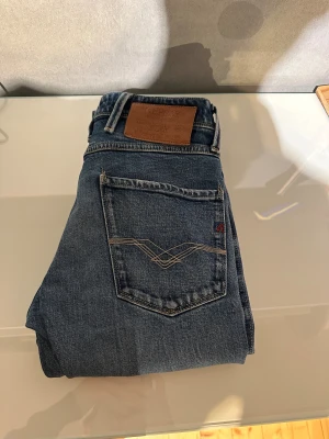 Replay Anbass slim fit jeans blå - Säljer ett par Replay Anbass slim fit jeans i storlek w29 men wash fläckar ( vid frågor och funderingar tveka inte att skicka)
