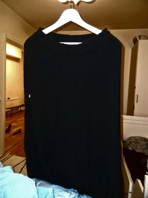 Svart långklänning med resår - Säljer en svart långklänning med avslappnad passform och resår i midjan. Klänningen har en enkel design utan mönster och är tillverkad i ett lätt, mjukt material som faller snyggt. Perfekt för dig som gillar stilrena och bekväma plagg.