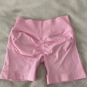 Träningsshorts med scrunch  - Säljer ett par ljusrosa träningsshorts med scrunch-detalj bak. Storlek S. Pris kan diskuteras💕