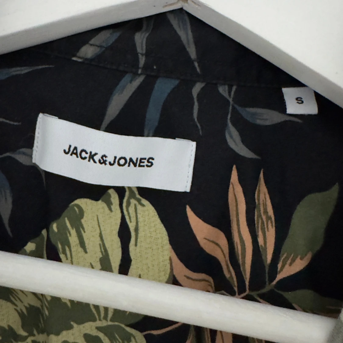 Blommig skjorta från Jack & Jones - 2