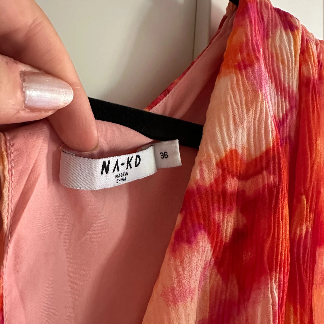 Färgstark kortklänning från NA-KD - 2