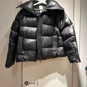 Replay Jacka - Snygg svart puffjacka med hög krage Jackan har dragkedja framtill och fickorna har knappar. Håller värmen jättebra. Köpt för 1400 och använd ett fåtal gånger.