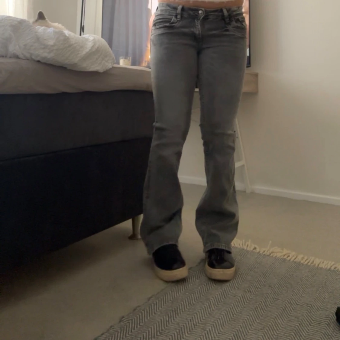 Grå bootcut jeans med låg midja