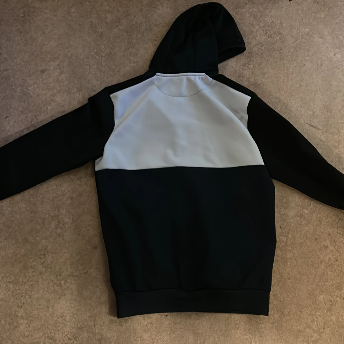 Svart och vit hoddie från McKenzie - 2