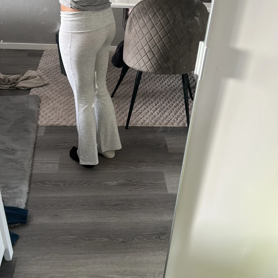 Ljusgrå bootcut mjukisbyxor - 2