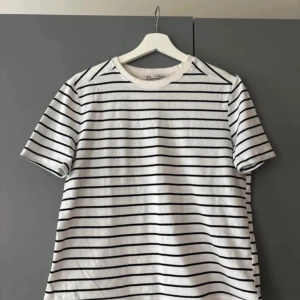 Vit och svart randig t-shirt - Snygg randig tshirt från Zara i storlek S. Mycket bra skick