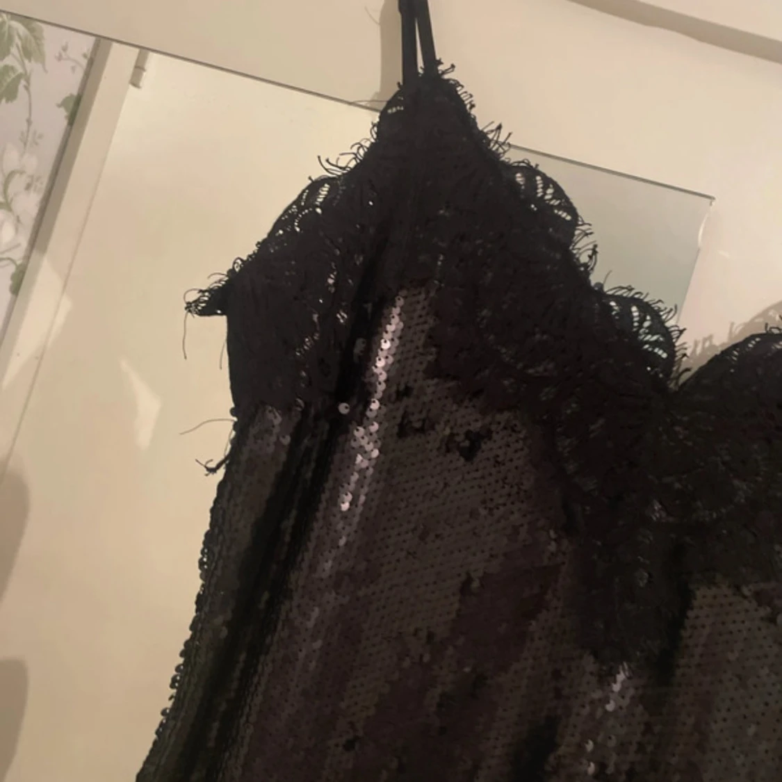 Svart paljettklänning med spets - 2