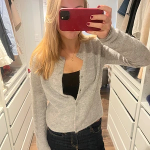 Super söt grå kofta - Supermjuk ljusgrå kofta från Gina tricot! Passar perfekt till hösten 💞💞😇😇