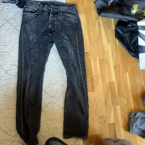 Fyra par Levi's jeans i olika tvättar - Säljer fyra par klassiska Levi's jeans i olika färger: svart, mörkblå, mellanblå och ljusblå. Alla har femficksdesign, raka ben och är tillverkade i slitstarkt bomullsjeans. Perfekta för dig som gillar tidlös stil och vill ha flera alternativ i garderoben 350kr styck alla par jeans 1750.