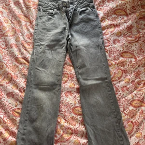 Grå jeans från Perfect Jeans, stl 34 - Snygga grå jeans från Gina Tricot i rak modell. Använts fåtal gånger och är normal i storleken