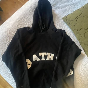 A batching bape hoodie - Köpt för 3000 på best secret kvitto finns . Knappast använd då den inte riktigt är min smak längre . Inga defekts eller hål 