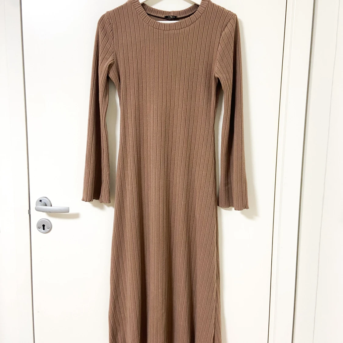 Ribbad beige långklänning från MiXMi