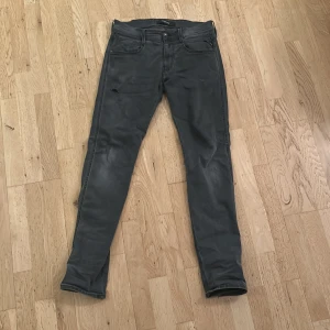 Anbass Replay jeans med revor - Ett par fina replay jeans skick 9/10 storlek:29/32  jeansen har revor och är modellen anbass vilket är slimfit. Extremt fina jeans. Mitt pris 499kr skriv om ni har några funderingar!