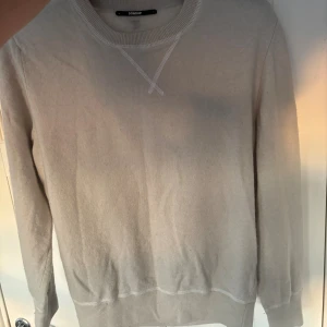 Dondup stickad tröja - Galet snygg eftertraktad stickad ulltröja från Dondup i storlek M. Passar till allt och sjukt chill snygg tröja. Använt men bra skick! Tveka inte vid minsta fråga eller fundering och pris ej hugget i sten.