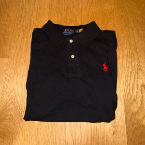 Svart piké från Polo Ralph Lauren - Svart pikétröja från Polo Ralph Lauren, tröjan har använts ett fåtal gånger men det märks ej av! 
