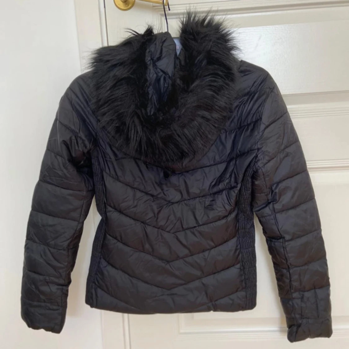 Svart pufferjacka med fuskpäls - 1