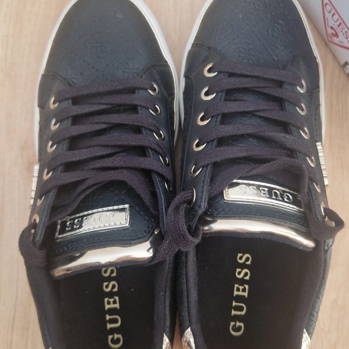 Svarta sneakers från Guess med gulddetaljer - 1