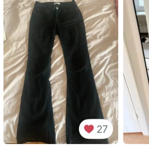 Svarta bootcut jeansbyxor - Lånad bild men samma jeans, säljer eftersom de är för korta❤️