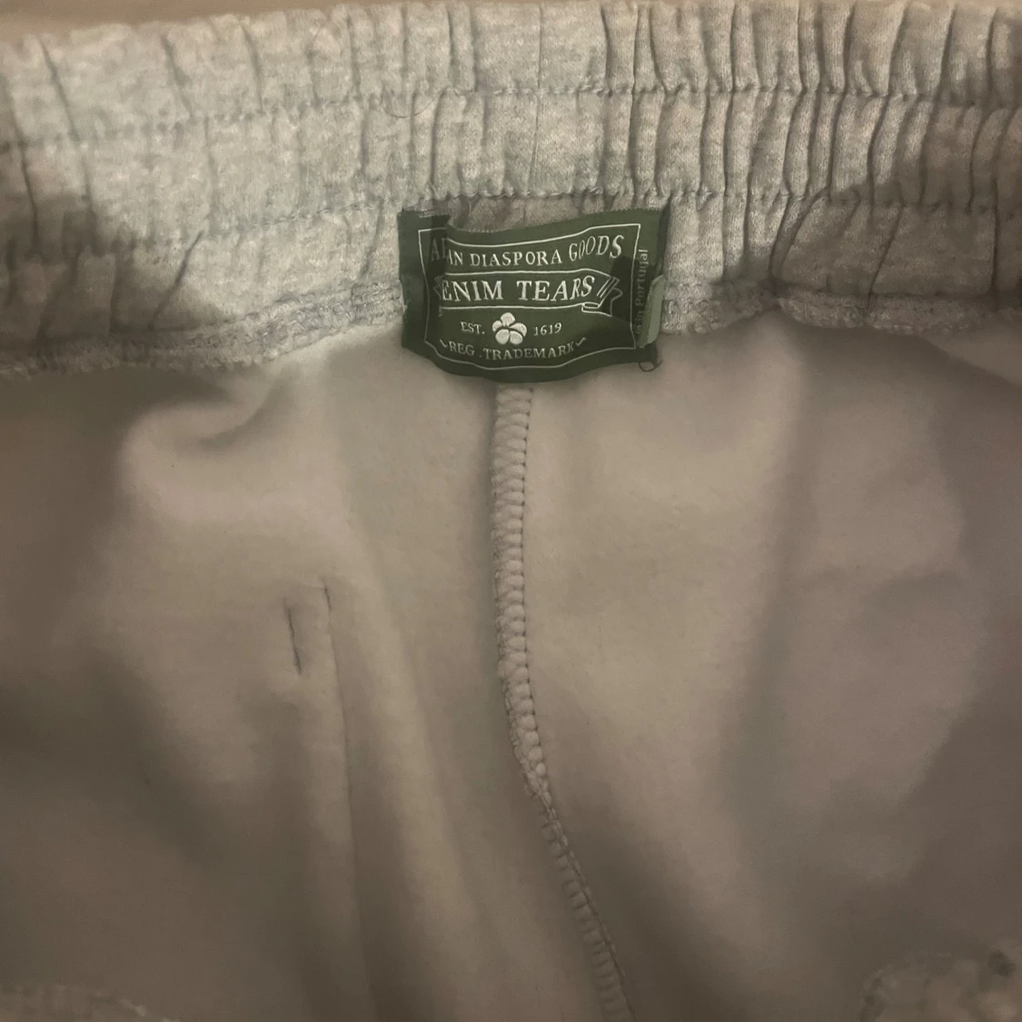 Gråa Denim Tears mjukisbyxor med vita blommor - 2