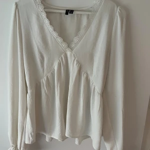 Vit blus med spets från Vero Moda - Säljer en vit blus från Vero Moda i storlek M. Den har inga tecken på slitningar! Jätte fin blus att ha till flera tillfällen, säljer pga att jag inte längre använder den! Skriv för fler frågor❣️