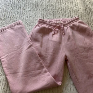 Rosa mjukis sett från Gina Tricot - Mysiga m mjukissett från Gina Tricot, basically basics-kollektionen. Byxorna har resår och snörning i midjan samt raka ben. Tillverkade i mjuk bomullsmix, perfekta för chill dagar. Finns att köpa för sig om man vill de