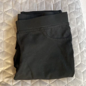 Svarta leggings med fickor st.38 - Svarta leggings med elastisk midja och två bakfickor. Tight passform och stretchigt material som sitter skönt. Perfekta till en oversized hoodie eller crop top. Klassisk look utan synliga dragkedjor eller knappar.mycket bra skick. Skön material . Passar är storlek 36.hämtas i norsborg botkyrka. Har andra 20 st fina byxor skicka gärna pm 