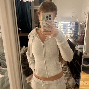 Russemerch set - säljer nu min russemerch set då den inte kommer till användning, nypris för hela sätter är runt 1200 så bra deal! Byxan är xs och hoodien är xxs 