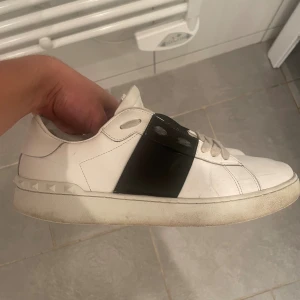 Valentino Garavani Open sneakers vit/svart - Säljer ett par Valentino Garavani Open sneakers i storlek 45. De är tydligt använda men ser ändå bra ut! Priset är inte hugget i sten och kan även ta emot byten! 
