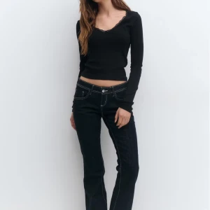 Gina tricot ultra low flare jeans - Gina tricot ultra low flare jeans (avklippta lite längst ner) aldrig använda