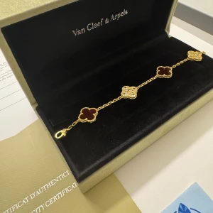 Van Cleef • Armband  - Lägg till Box & Certifikat  300:- (Seperat Annons)  • Kvalitet: Samma kvalité som butik  • Material: Äkta metall (Rostar ej) • Serienummer: Ja (unik märkning) • High-end Detaljer Som Orginal  Beställ Innan 20:00 så postas det samma kväll eller tidigare på dagen. 1-2 dagars frakt. Följ oss gärna på Insta @markes.damsmycken