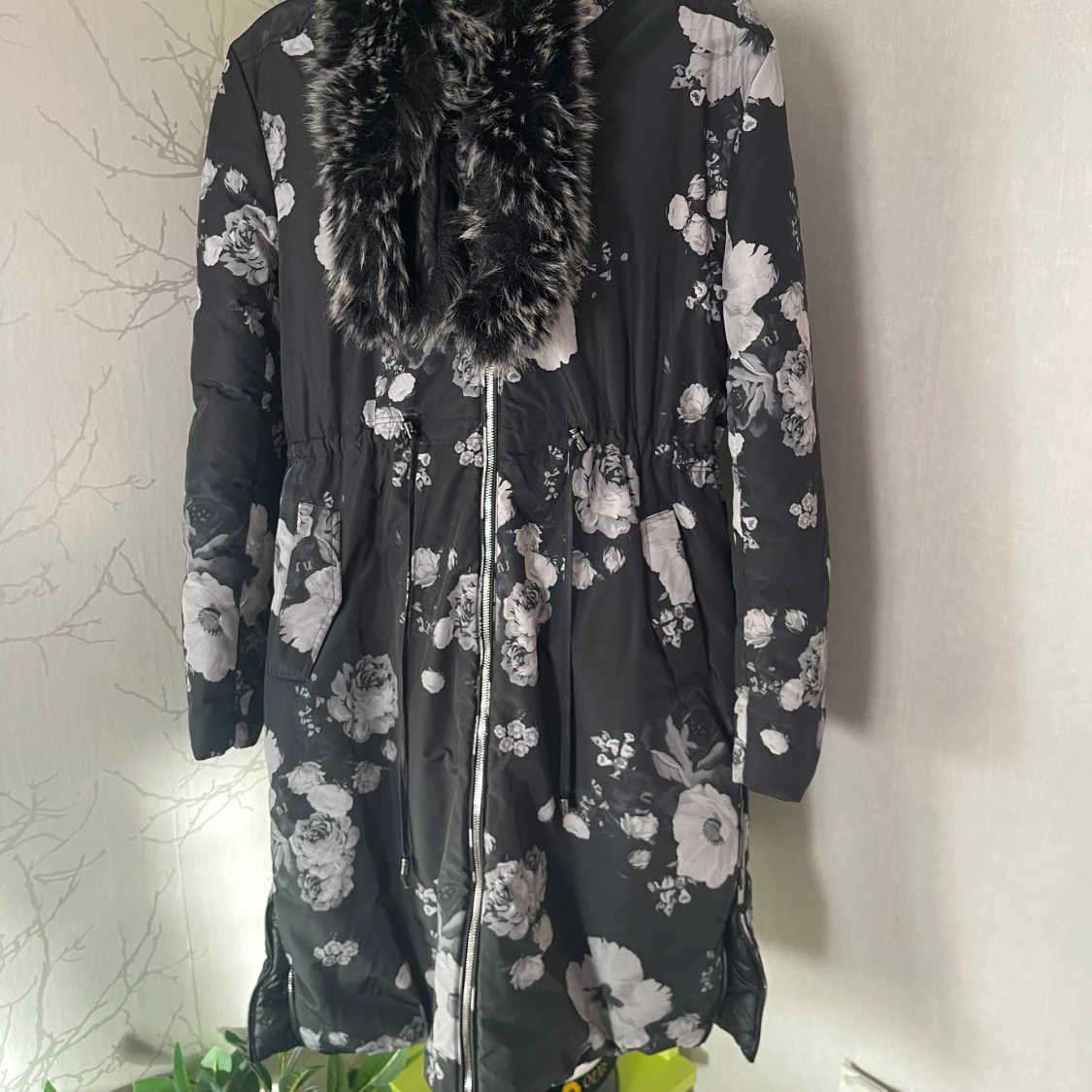 Blommig svart dunjacka med fuskpäls strl M