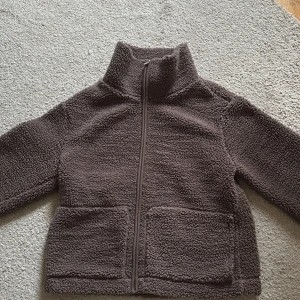 Brun teddyjacka från 157, stl S - Mysig brun teddyjacka ifrån lager 157,perfekt till hösten
