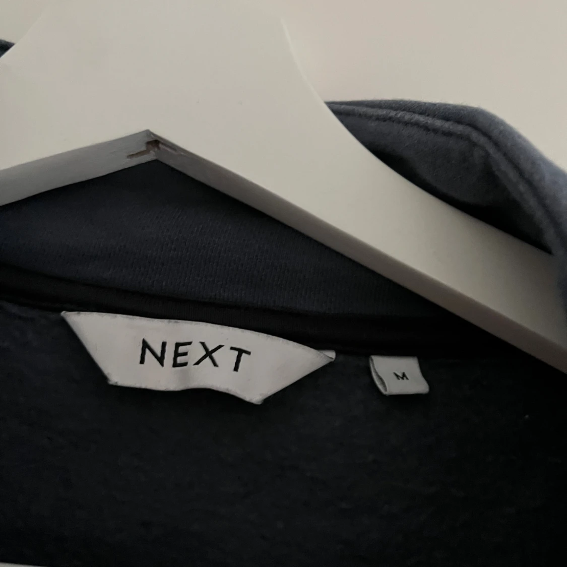 Mörkblå sweatshirt med tryckknappar NEXT - 3