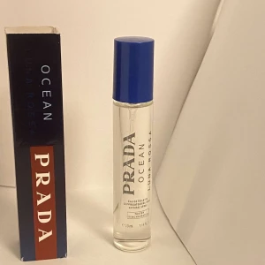 Prada Luna Rossa Ocean EdT 33ml för endast 100 kr lagerutrensning - Upptäck Prada Luna Rossa Ocean i smidig 33 ml flaska. En Eau de Toilette som ger en fräsch känsla och passar perfekt att ta med i väskan. Snygg design och ikoniskt varumärke – för dig som vill sticka ut.