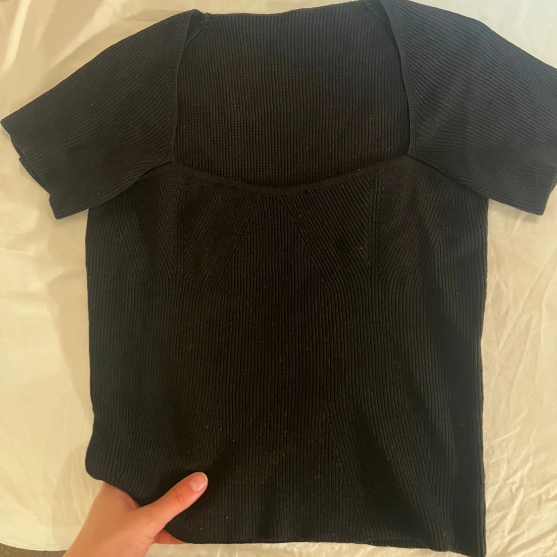 Svart ribbad croppad topp - 1