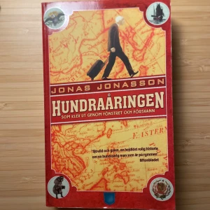 Hundraåringen boken - Hundraåringen som klev ut genom fönstret och försvann. En galen och rolig berättelse om Allan Karlsson som på sin hundraårsdag rymmer från sitt äldreboende och dras in i ett vilt äventyr. Perfekt för dig som gillar oväntade händelser, humor och en resa genom både Sverige och historien😊