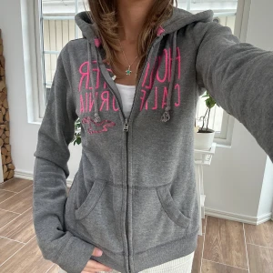Hollister zip  - En zip från Hollister i storlek XS (obs modellen bär en storlek S). Jag skickar ditt köp inom 24h. Se liknande zip i min profil! 