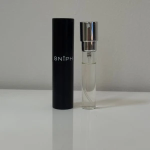 Juliette Has A Gun – Pear Inc  - Juliette Has A Gun – Pear Inc. (8 ml) 🍐 Köpt genom Sniph, endast provad några gånger. En fräsch och fruktig doft med saftig päron, mysk och ambroxan – både söt och ren på samma gång. Kommer med svart etui från Sniph. 