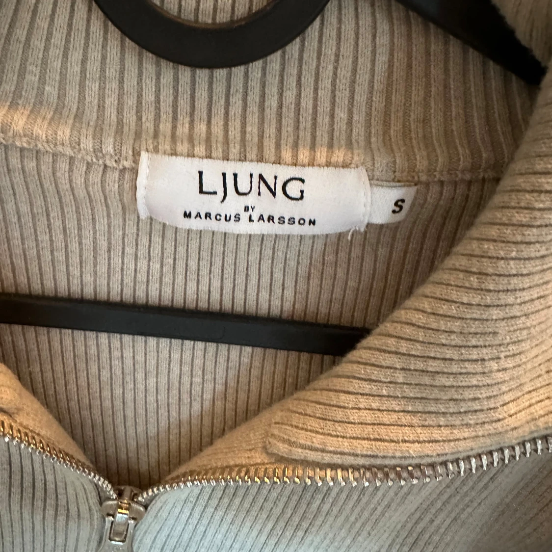 Beige ribbad kofta från Ljung - 2