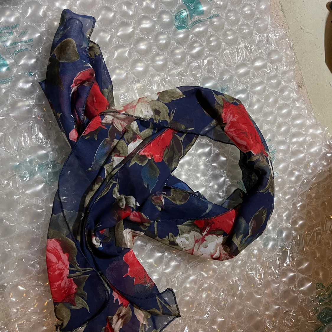 Blommig mörkblå sjal i silke-look - 1