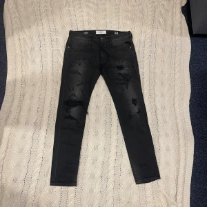 Replay Anbass - Säljer ett par sjukt feta jeans från Replay i modell Anbass. Storlek 33/32 men sitter som 32/32. Pris 749kr, men kan såklart diskuteras!!.