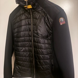 Svart pufferjacka från Parajumpers - Säljer min Parajumpers Nolan Hybrid Jacket som jag köpte från Care of Carl för ca 4 månader sen. Jackan är fortfarande som ny, använd bara ett par gånger – inga märken, inga fläckar, helt fräsch 💯 Säljer den bara för att den inte används ens, den ligger bara i garderoben.  Riktigt skön modell med lätt dun i kroppen och stretchiga ärmar – perfekt nu till hösten och vintern, håller dig varm men ändå lätt och bekväm 🙌🏼  🧥 Storlek: M 💰 Nypris: 4 500 kr 📦 Mitt pris: 2200 kr  Finns i Stockholm, 