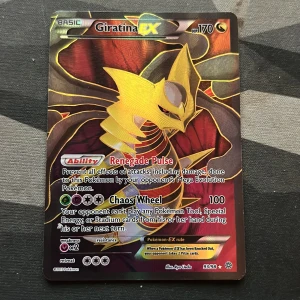 Giratina EX - Cool Giratina EX Pokémonkort med häftig foil och starka attacker! Perfekt för samlare och dig som vill boosta din lek med en legendarisk Pokémon. Kortet är i bra skick och passar både nya och erfarna spelare.