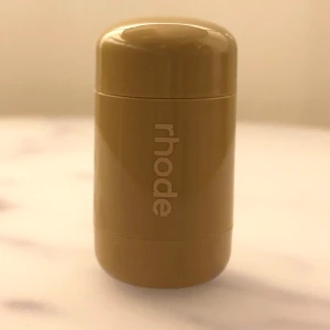 Rhode Pocket Blush Freckle - Rhode Pocket Blush i nyansen Freckle. Kommer i en kompakt, rund och beige plastförpackning med lock. Perfekt att ha med i väskan för att snabbt fräscha upp kinderna med en naturlig blush-ton. Använd ett fåtal gånger men i bra skick! 