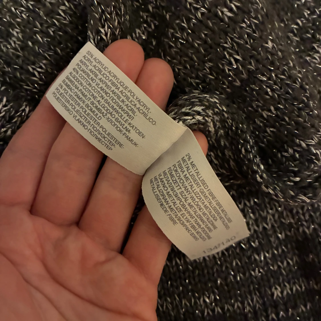 Grå stickad tröja med text från C&A - 3